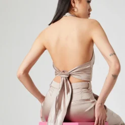 Blouse Tops Blouse Caren Dames Taupe -About You Winkel 1567103c50c9a545b270df006033da58 scaled