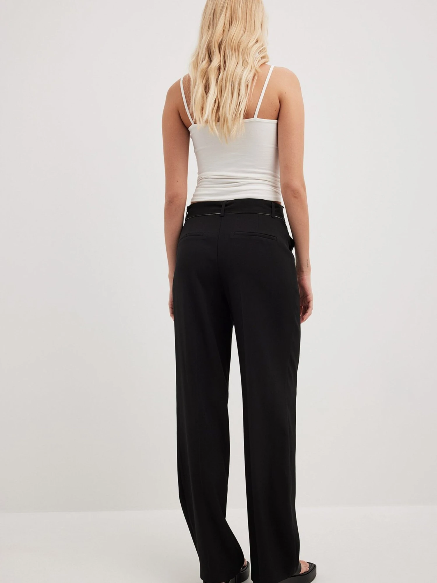 NA-KD Pantalons Loosefit Broek Dames Zwart 4 NA-KD Pantalons Loosefit Broek Dames Zwart - Afbeelding 2