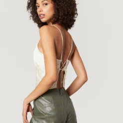 Crop Tops Top Rachel Dames Beige -About You Winkel 6b7889536a6da50205105602a842e916 scaled