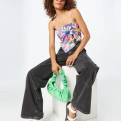 WEEKDAY Crop Tops Top Dames Lichtlila -About You Winkel 79b9e9abf37829f578a1039db82e41ba scaled