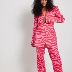 NA-KD Pantalons Loosefit Broek Dames Rood -About You Winkel 7d8a17c5d100044738762dd60d976b76 scaled