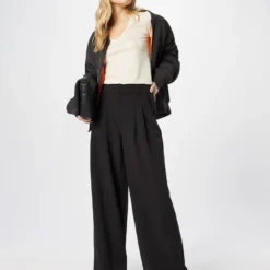 DRYKORN T-shirts Shirt AVIVI Dames Offwhite -About You Winkel 82af3672995e0dcc44a36b54962fdb08 scaled