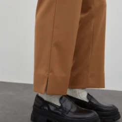 EDITED Pantalons Slimfit Broek Jeanelle Dames Beige -About You Winkel 84a5a6000a5f7cb1bfd69879778a5a75 scaled