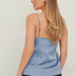 NA-KD Blouse Tops Blouse Dames Smoky Blue -About You Winkel 9936952d357a32e00a5ed1e699f6e54c scaled