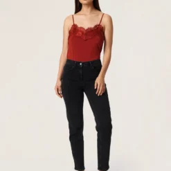 Soaked In Luxury Blouse Tops Blouse Clara Dames Karmijnrood 8 Soaked In Luxury Blouse Tops Blouse Clara Dames Karmijnrood -About You Winkel bdfb34437364113fc5c8a90ee76c26e5 scaled