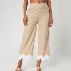 Pantalons Wide Leg Broek Nora Dames Beige / Crème -About You Winkel cdeed5b5638f53358598e8b0fb116493 scaled