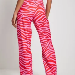 NA-KD Pantalons Loosefit Broek Dames Rood -About You Winkel de2fc62241d437d28af33cf1f25a8556 scaled