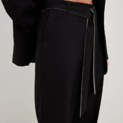 NA-KD Pantalons Loosefit Broek Dames Zwart 7 NA-KD Pantalons Loosefit Broek Dames Zwart -About You Winkel e9c4fc7d34e4ca75b09f25397af8231e scaled