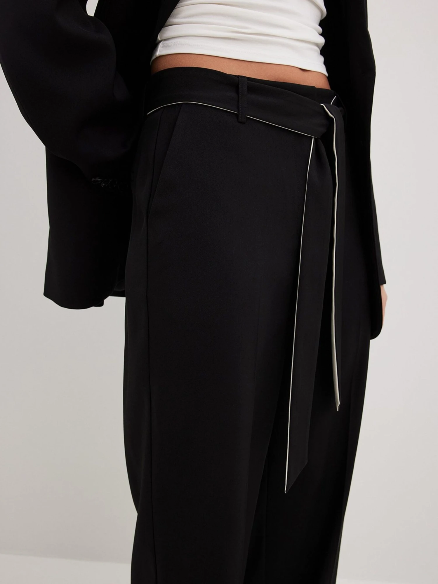 NA-KD Pantalons Loosefit Broek Dames Zwart 5 NA-KD Pantalons Loosefit Broek Dames Zwart - Afbeelding 3